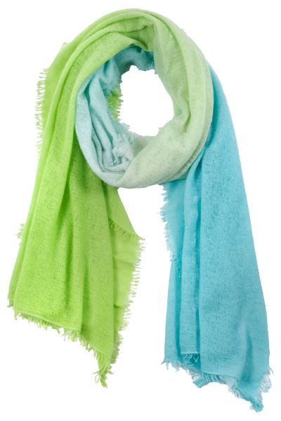 Strickschal in degrade Farbstellung türkis und grün.